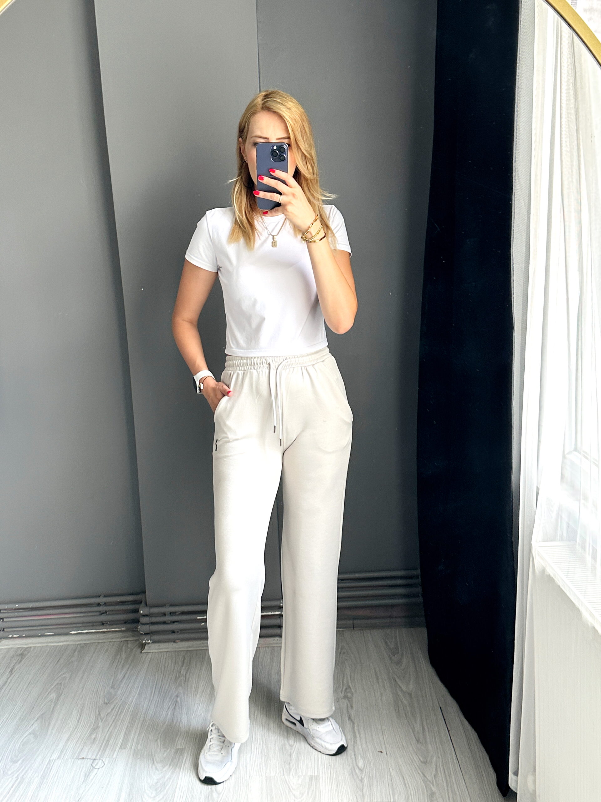 Edited in Tezza with: Brightness & Contrast